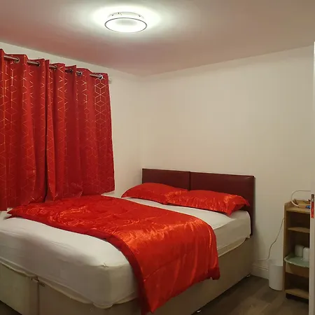 Amh Hotel - Greenford Station